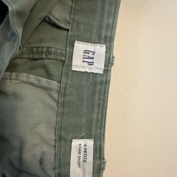 GAP Women's Green Shorts - Picture 3 of 4